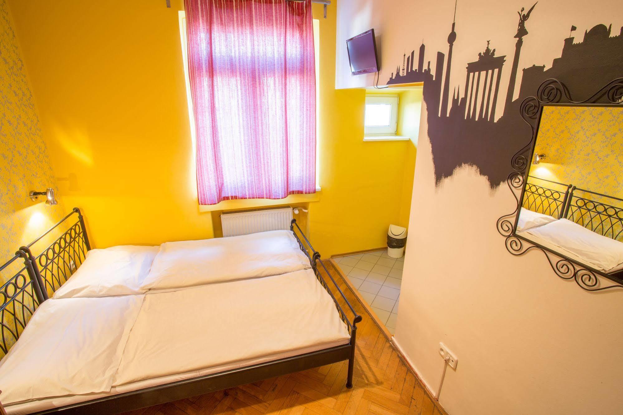Hostel Blues Bratislava Bagian luar foto